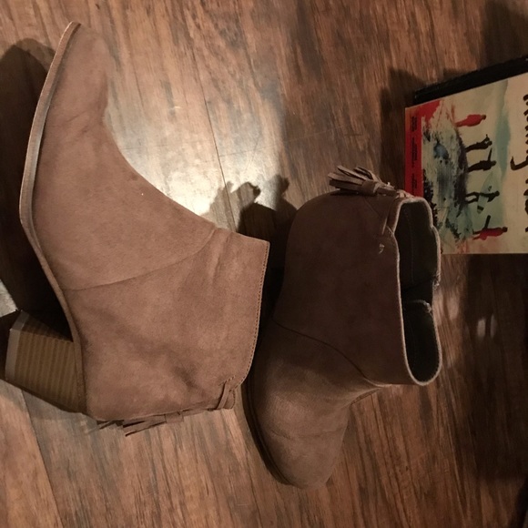 Shoes - Picture 2 of 4